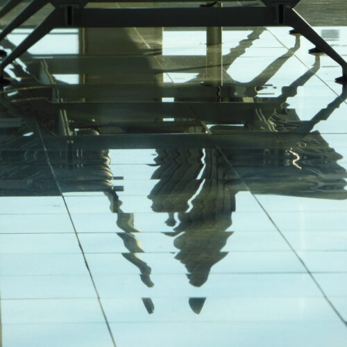 Történetek az Angol kertből - Egyen ruhák árnyékában