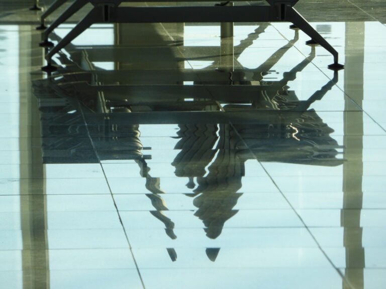 Történetek az Angol kertből - Egyen ruhák árnyékában